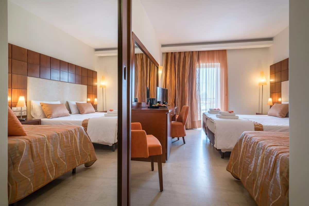 Nệm có lớp đệm bông, minibar, bàn, phòng cách âm 