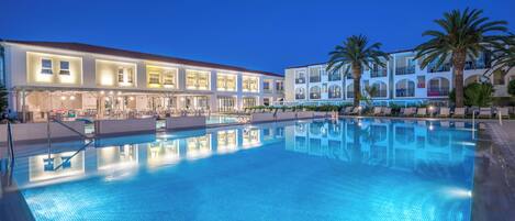 Seasonal outdoor pool, open 10:00 AM to 7:00 PM, pool umbrellas