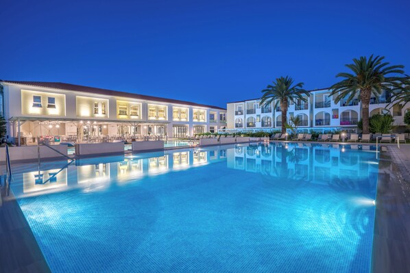 Seasonal outdoor pool, open 10:00 AM to 7:00 PM, pool umbrellas