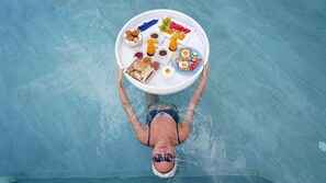 季節限定屋外プール、営業時間 10:00 ～ 19:00、プール パラソル、サンラウンジャー