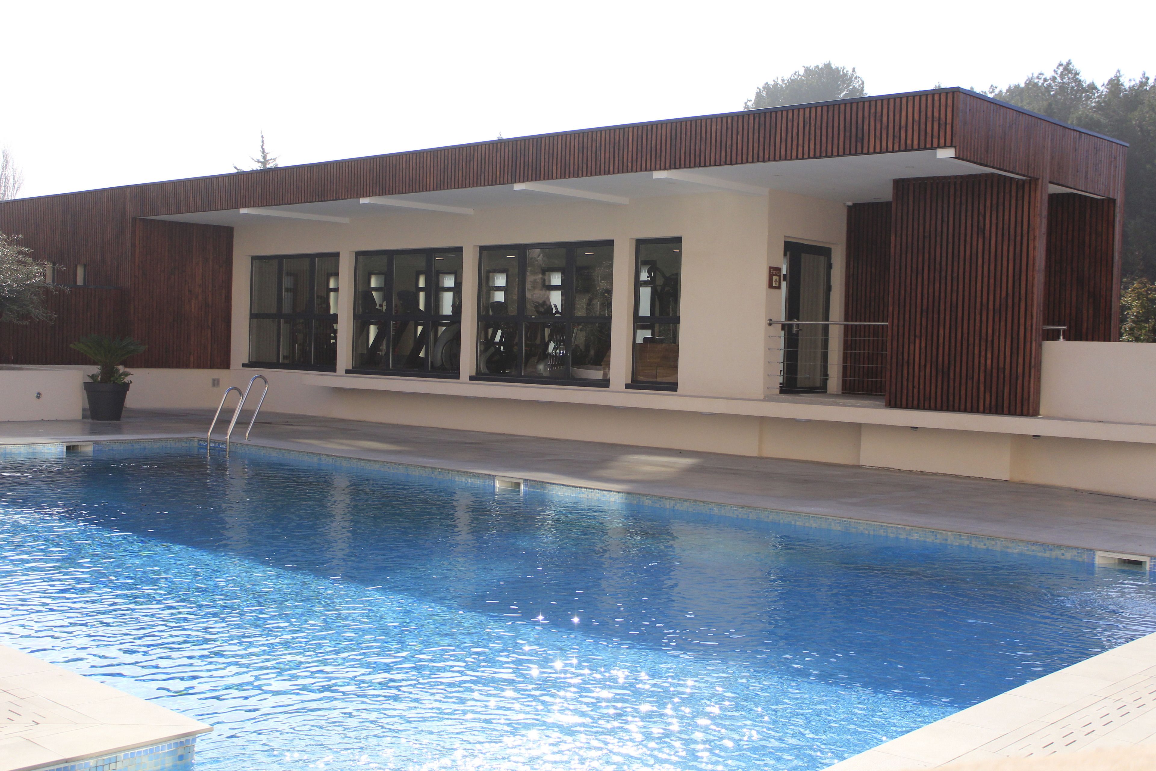 outdoor pool, pool loungers