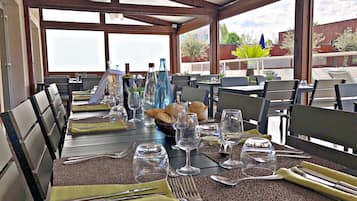 Frühstück, Mittagessen, internationale Küche, Blick auf den Pool