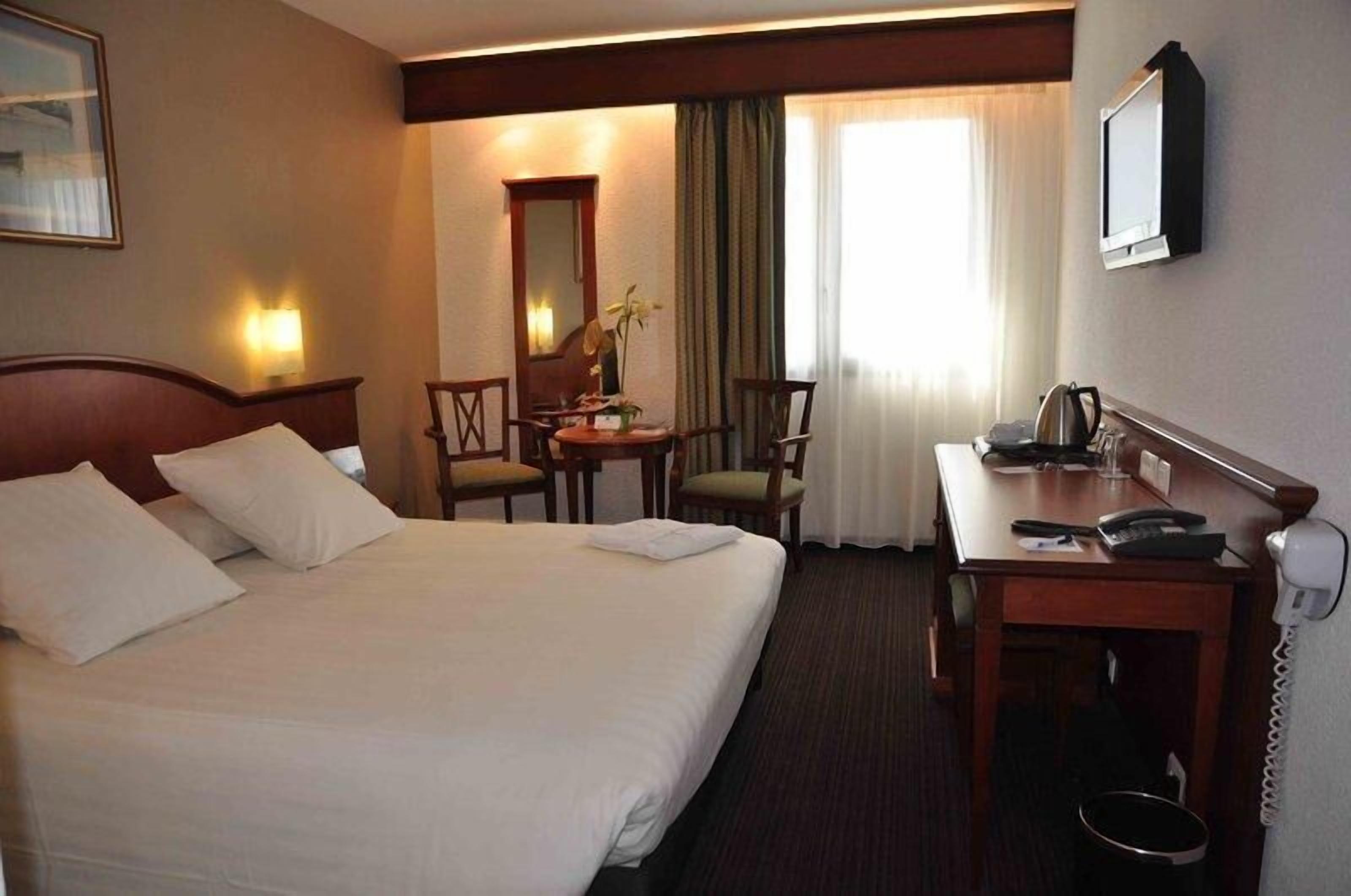 Premium bedding, pillow-top beds, minibar, in-room safe