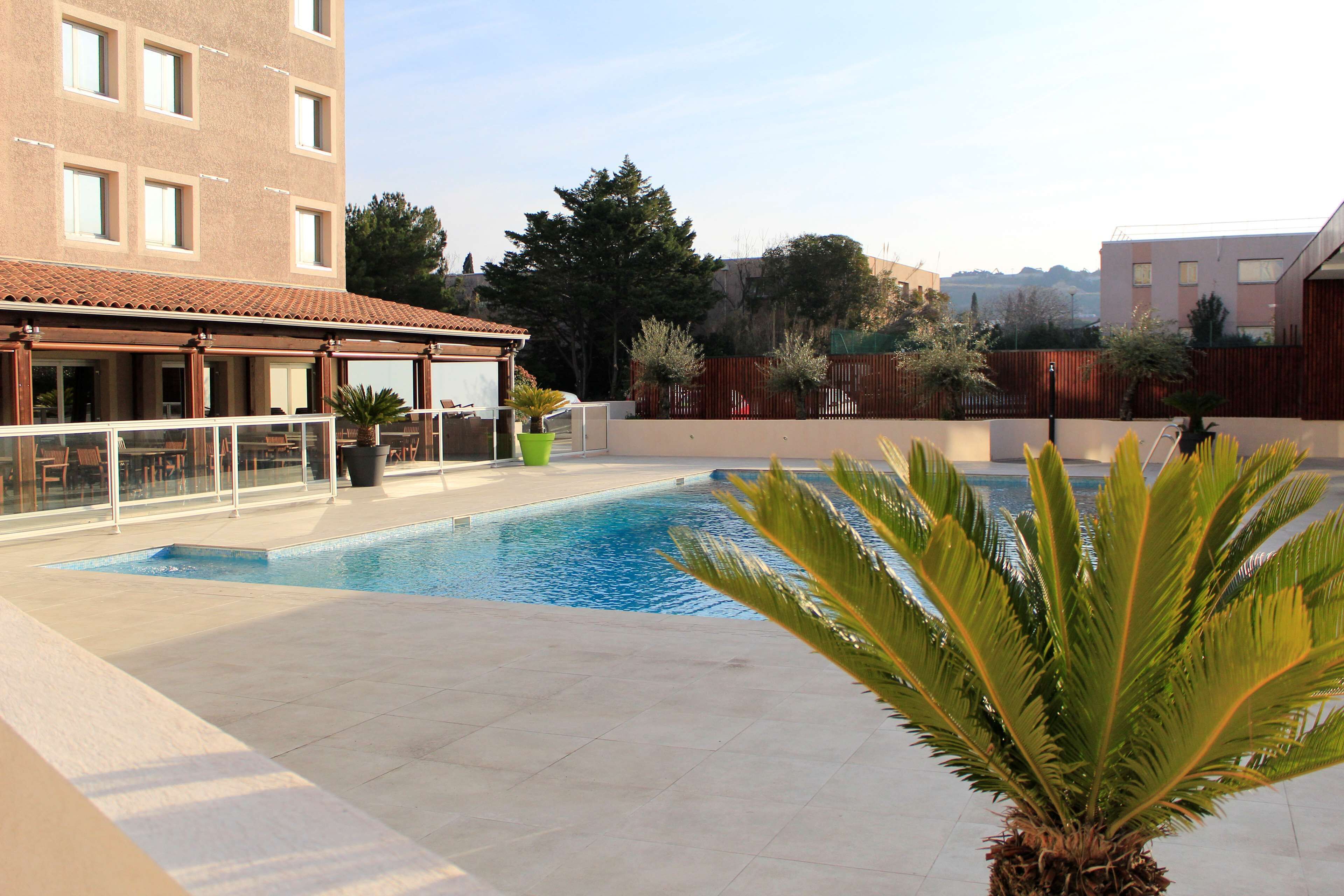Piscine extérieure, chaises longues