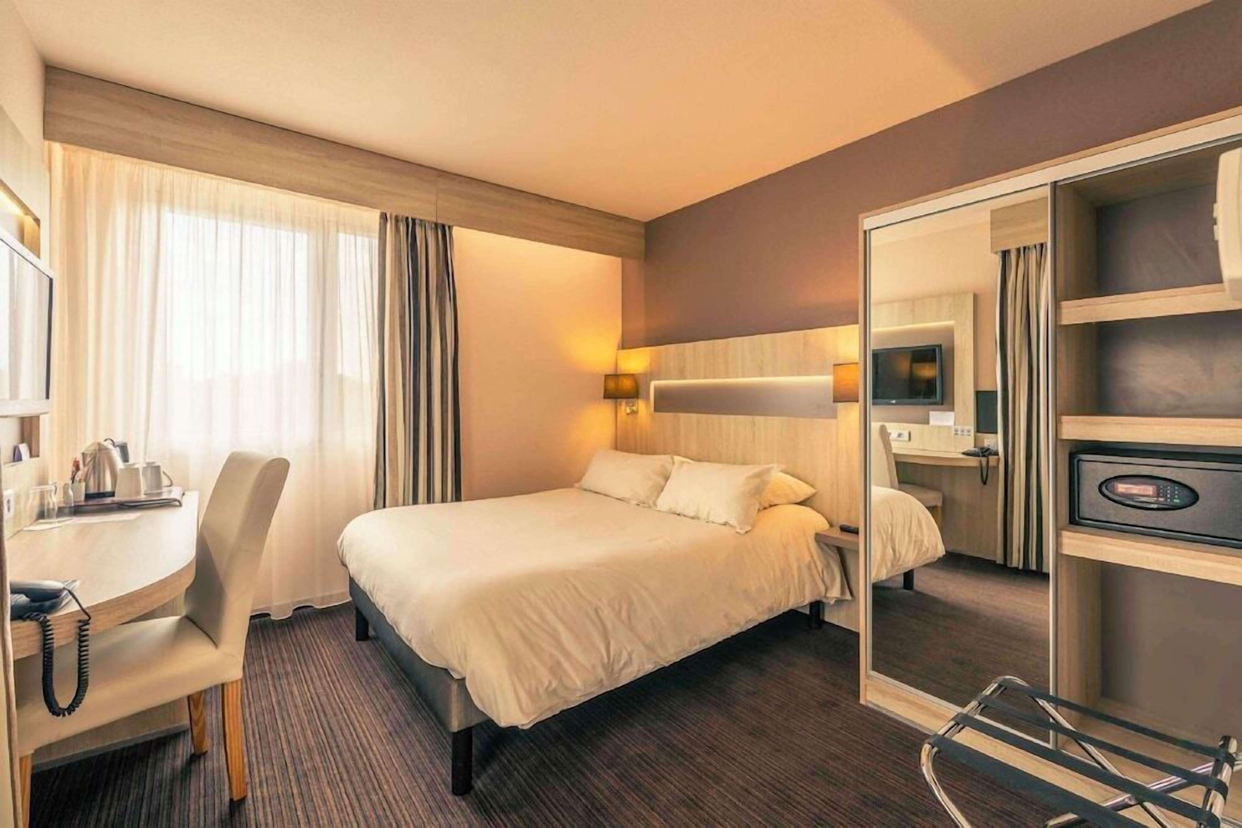 Ropa de cama de alta calidad, colchones con pillow-top y minibar 