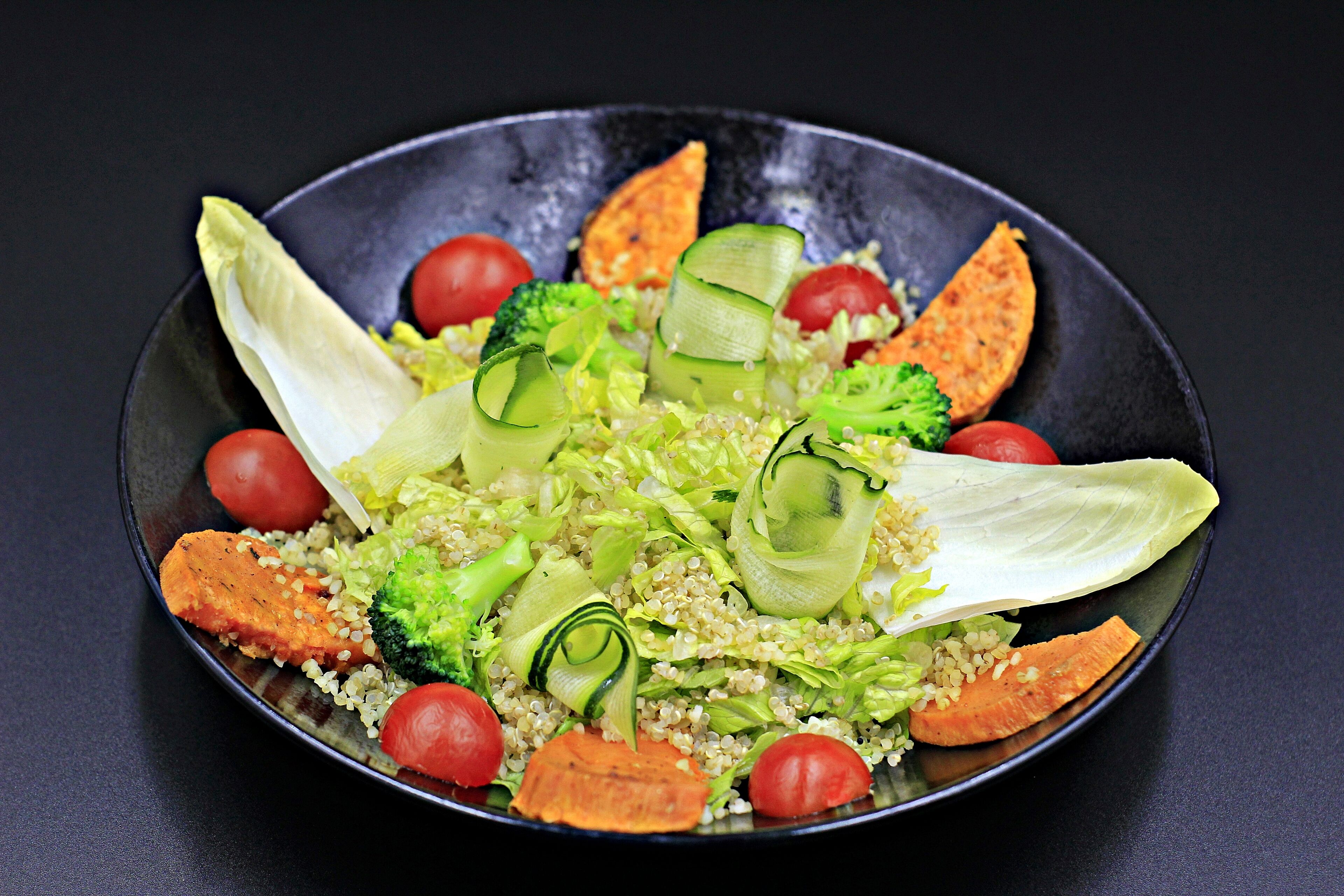Un plato de comida con verduras y quinua.