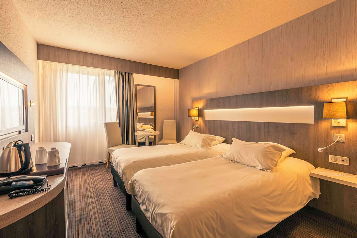 Ropa de cama de alta calidad, camas con pillow-top y minibar