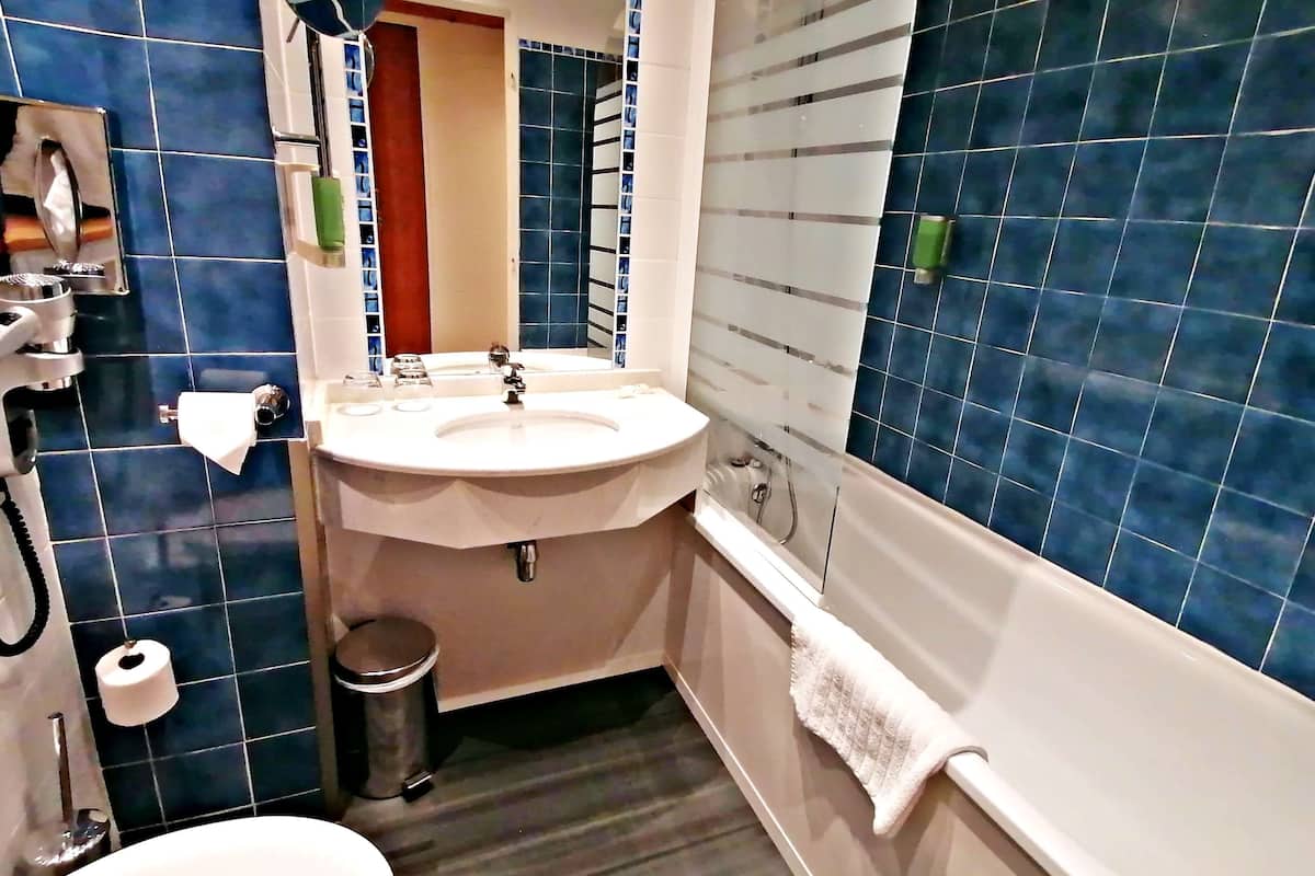 standard room, multiple beds, non smoking | bathroom | bathtub, eco-friendly toiletries, hair dryer, towels