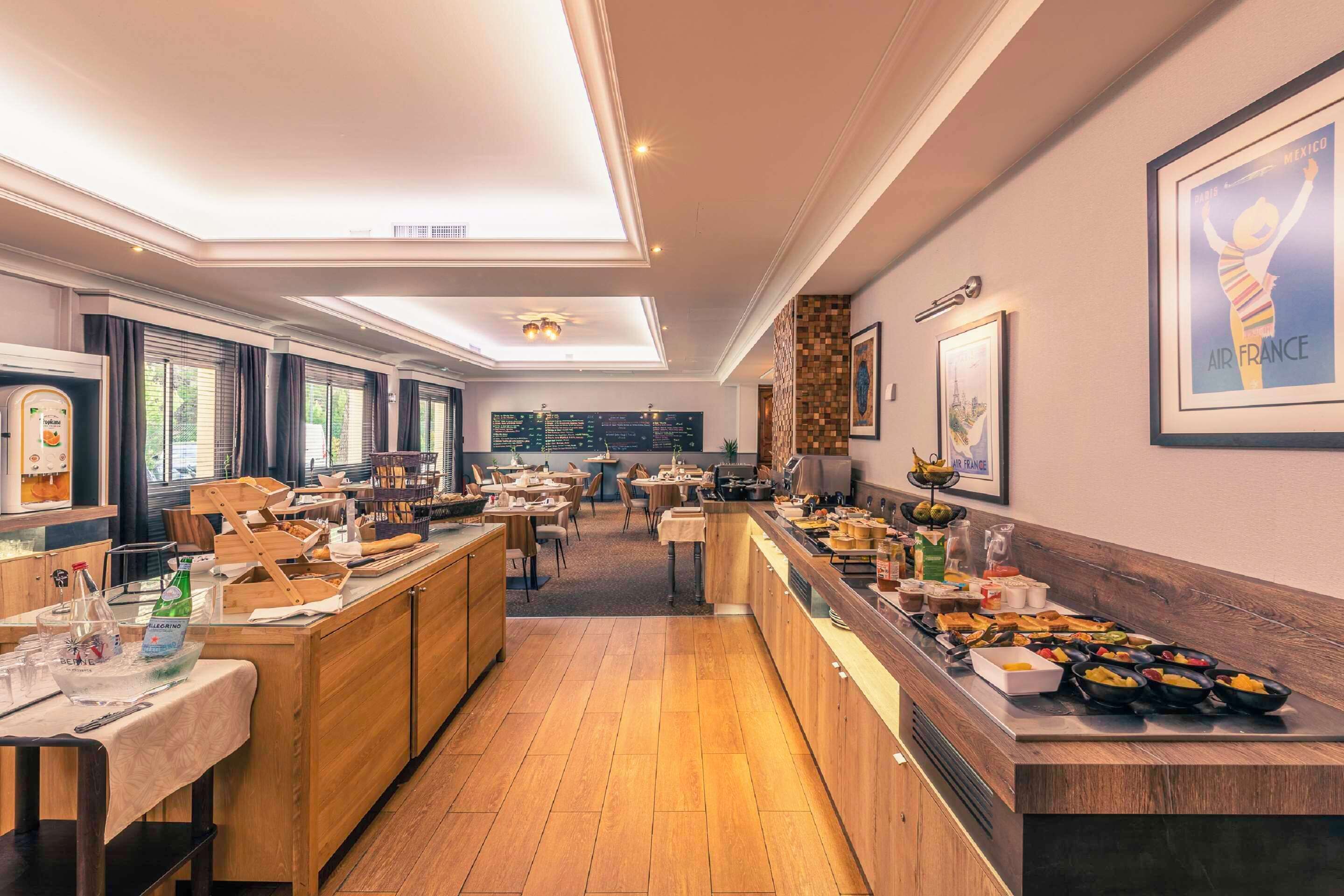 Tägliches Frühstücksbuffet (18 EUR pro Person)