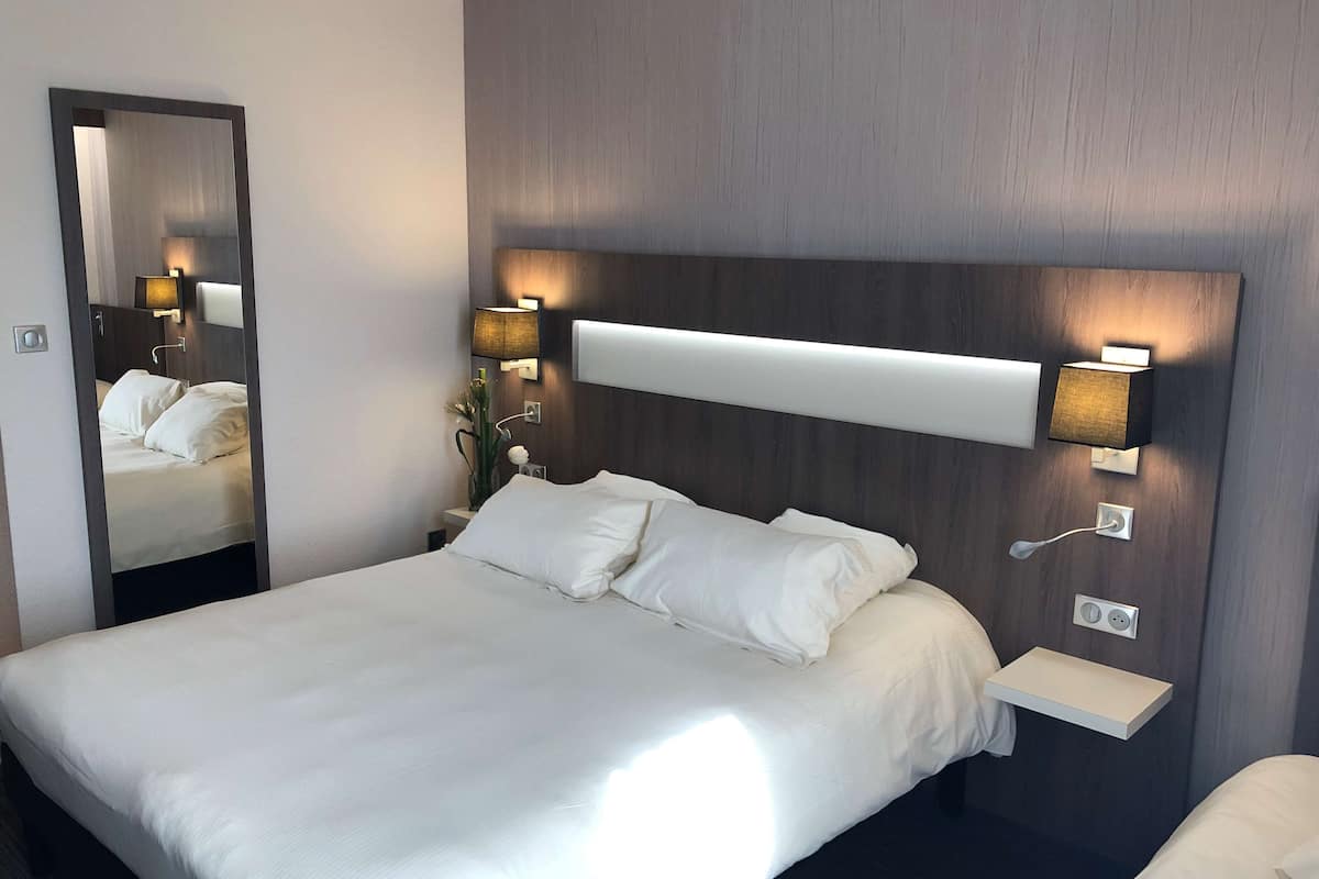 standard room, multiple beds, non smoking | premium bedding, pillow-top beds, minibar, in-room safe