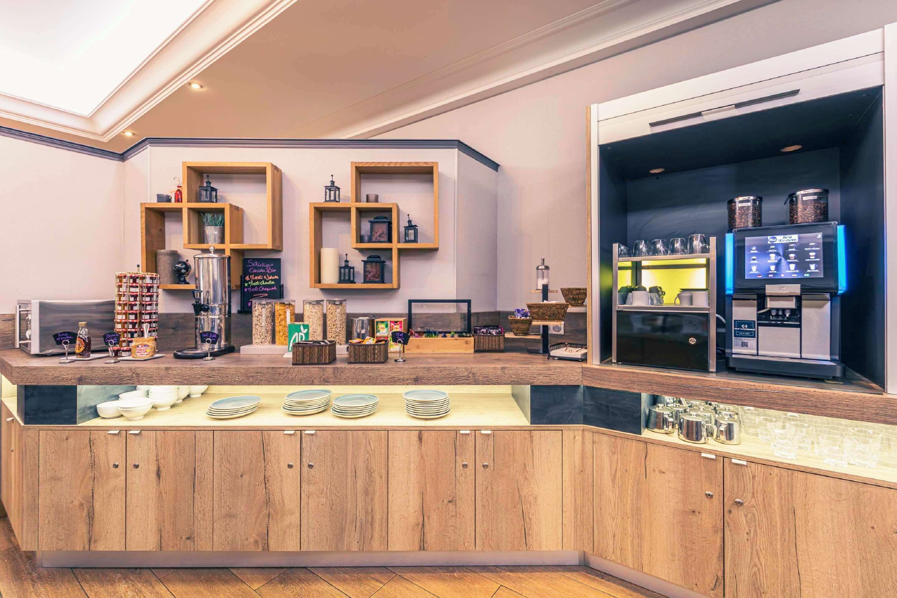 Una cafetería moderna con estanterías de madera, una máquina de café y una exhibición de platos y tazas.