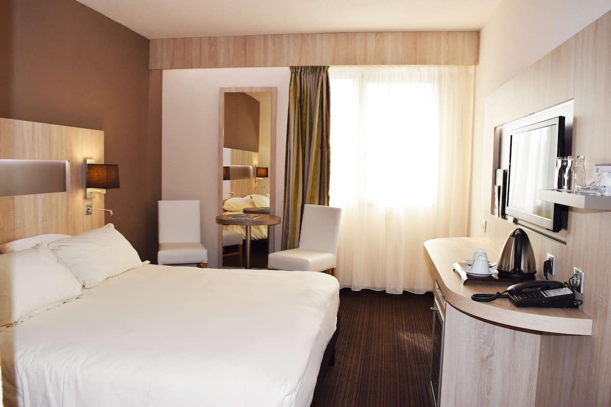 Biancheria da letto di alta qualità, materassi a doppio strato, minibar