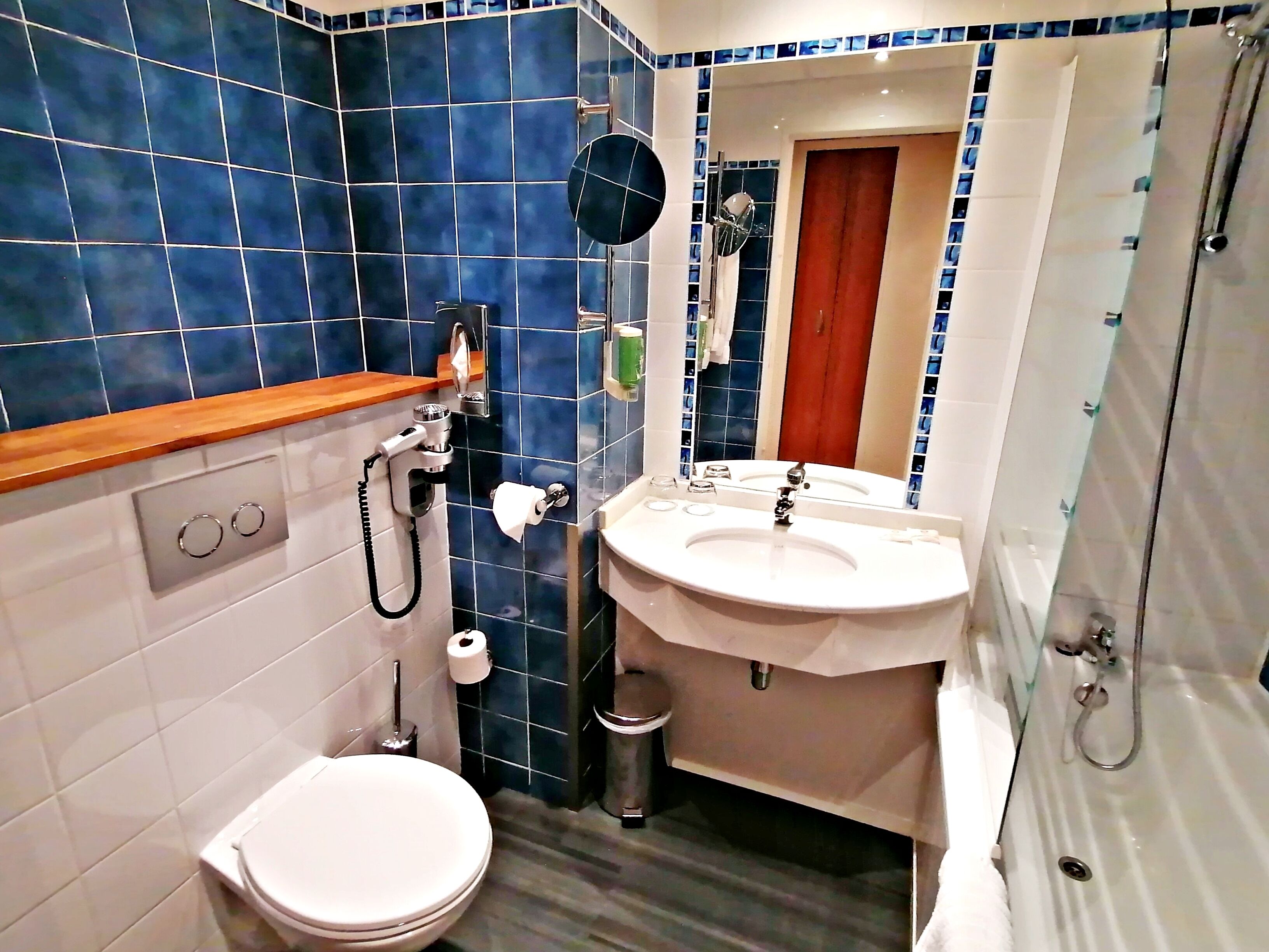 Un baño con inodoro, lavabo y ducha.