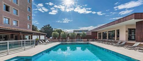 حمّام سباحة خارجي، مفتوح من 6:30 صباحا إلى 10:30 مساءً، مقاعد للتشمس