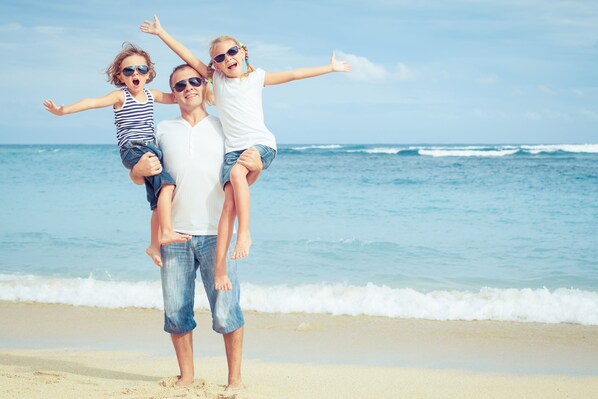 Ranta lähistöllä, valkoista hiekkaa