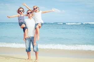 靠近海滩、白沙