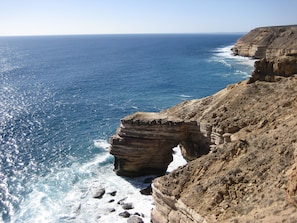 A coastal cliff with a clear view of the ocean. - Kalbarri Palm Resort (Kalbarri)