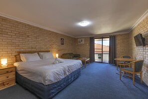 Cocos King Spa | Premium bedding, iron/ironing board, free cribs/infant beds