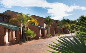 Frangipani 2 Bedroom Villa | Premium bedding, iron/ironing board, free cribs/infant beds - Kalbarri Palm Resort (Kalbarri)