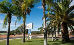 Property entrance - Kalbarri Palm Resort (Kalbarri)