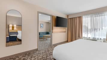 Kamer, 1 kingsize bed met slaapbank, toegankelijk voor mindervaliden, niet-roken | Een bureau, verduisterende gordijnen, een strijkplank/strijkijzer