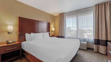 スイート キングベッド 1 台 禁煙 (with Wet Bar) | デスク、アイロン / アイロン台、ベビーベッド、可動式ベッド