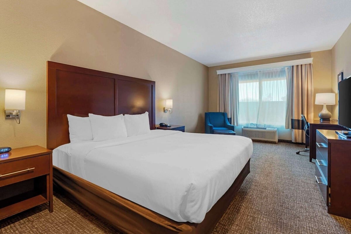 Desk, iron/ironing board, cribs (surcharge), rollaway beds (surcharge)