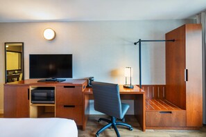 Escritorio, cortinas blackout, tabla de planchar con plancha y wifi 
