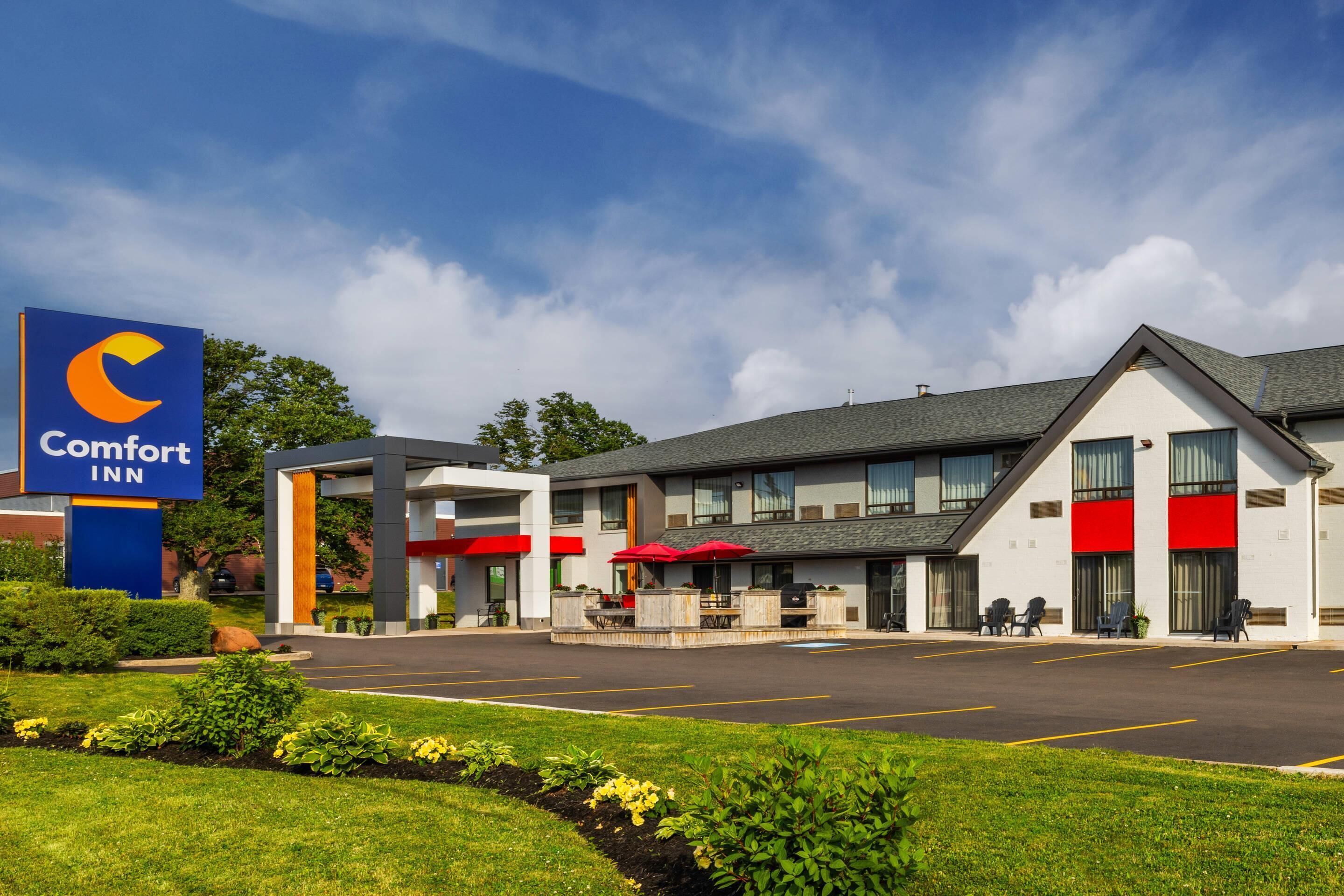 Um hotel Comfort Inn com design moderno, área de estar ao ar livre e estacionamento.