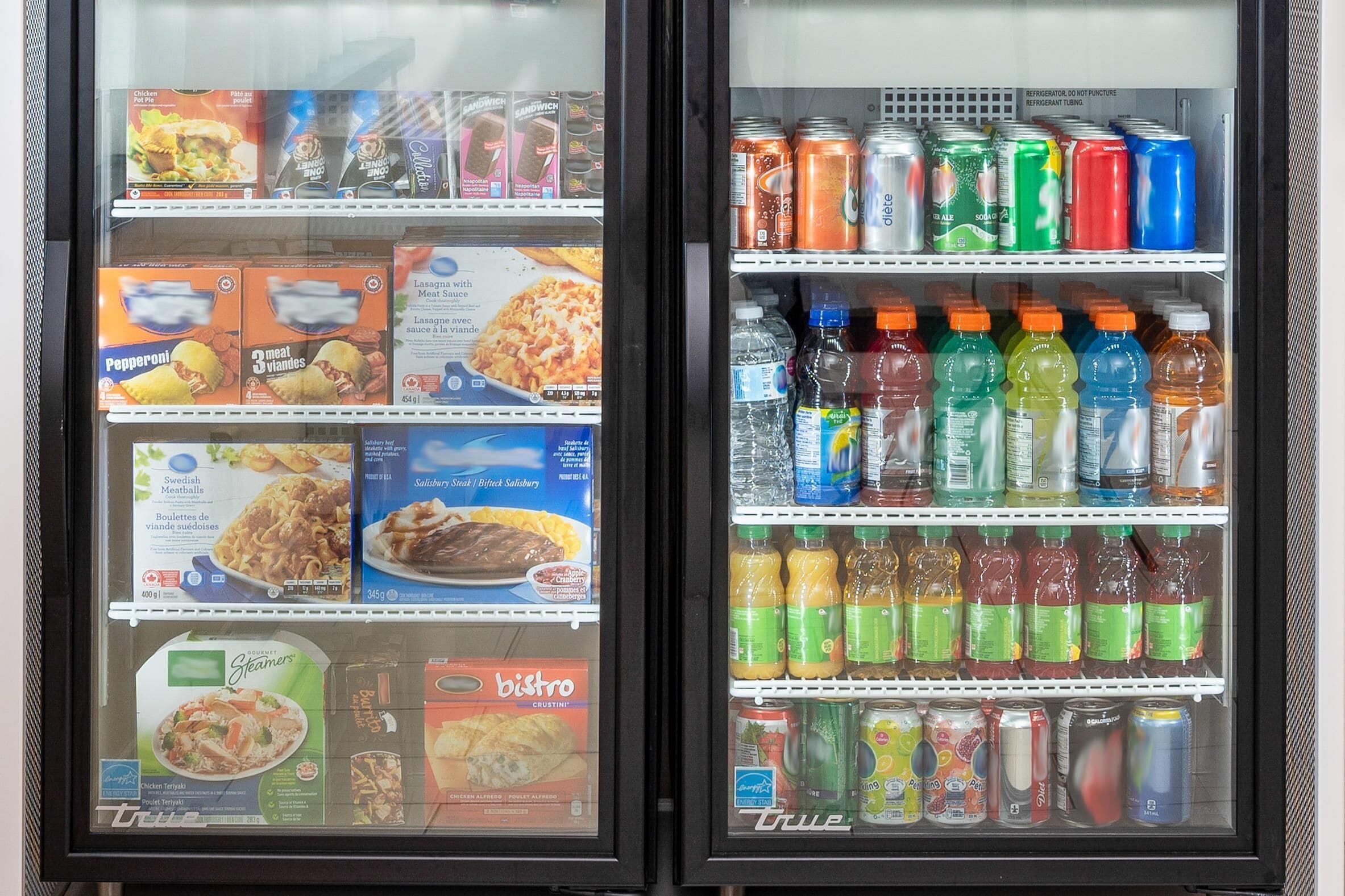 Un expositor refrigerado con alimentos y bebidas.