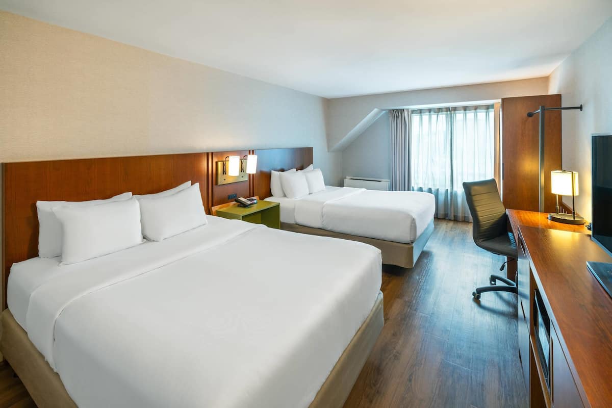 Phòng, 2 giường cỡ queen, không hút thuốc (Upper Floor, Stair Access Only) | Bàn, màn/rèm cản sáng, bàn ủi/dụng cụ ủi quần áo 