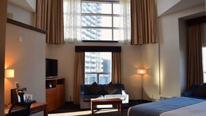 Suite, 1 King Bed, Non Smoking, Microwave | Desk, blackout drapes, iron/ironing board, WiFi (free) - Best Western Plus Uptown Hotel (Vancouver)