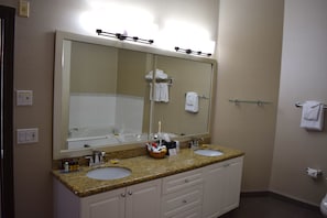 Bathroom - Best Western Plus Uptown Hotel (Vancouver)