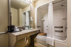 Combined shower/bathtub, free toiletries, hair dryer, towels - Quality Suites New Iberia (New Iberia)