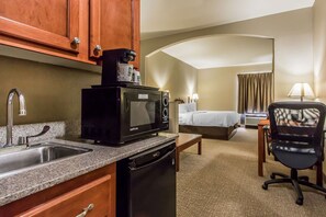 Suite, 1 King Bed, Non Smoking | Desk, iron/ironing board, free WiFi, bed sheets