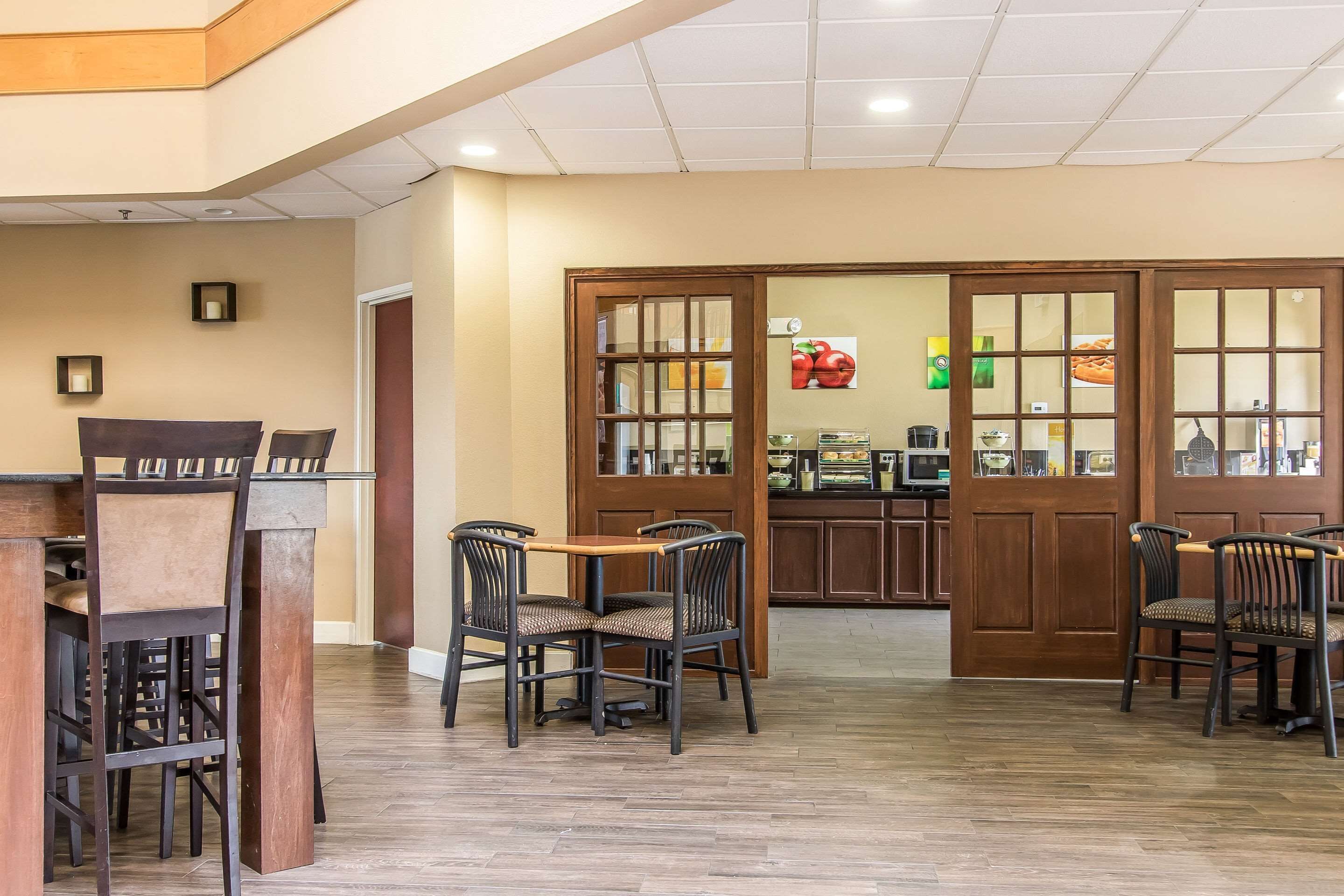Un ristorante con arredamento in legno e pavimento piastrellato.