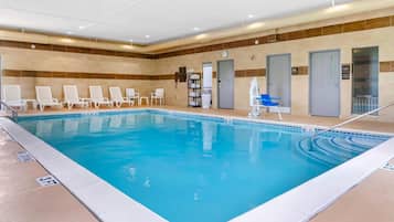 Indendørs pool, åben fra kl. 09.00 til kl. 22.00, liggestole