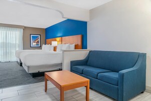 Deluxe Suite, Multiple Beds, Non Smoking (Upgrade) | Iron/ironing board, free cribs/infant beds, free rollaway beds