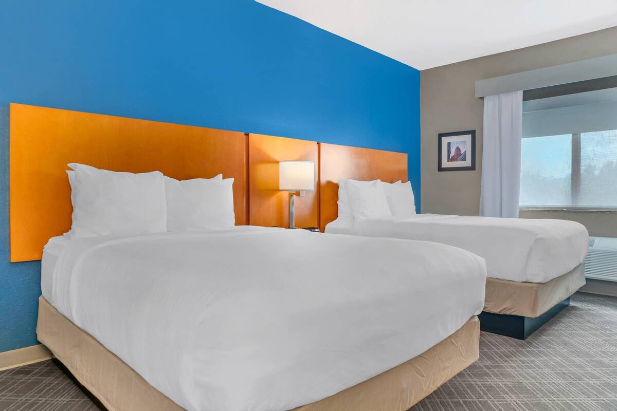 Deluxe Suite, Multiple Beds, Non Smoking (Upgrade) | Iron/ironing board, free cots/infant beds, free rollaway beds, free WiFi