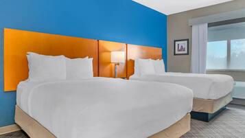 Deluxe Suite, Multiple Beds, Non Smoking (Upgrade) | Iron/ironing board, free cribs/infant beds, free rollaway beds