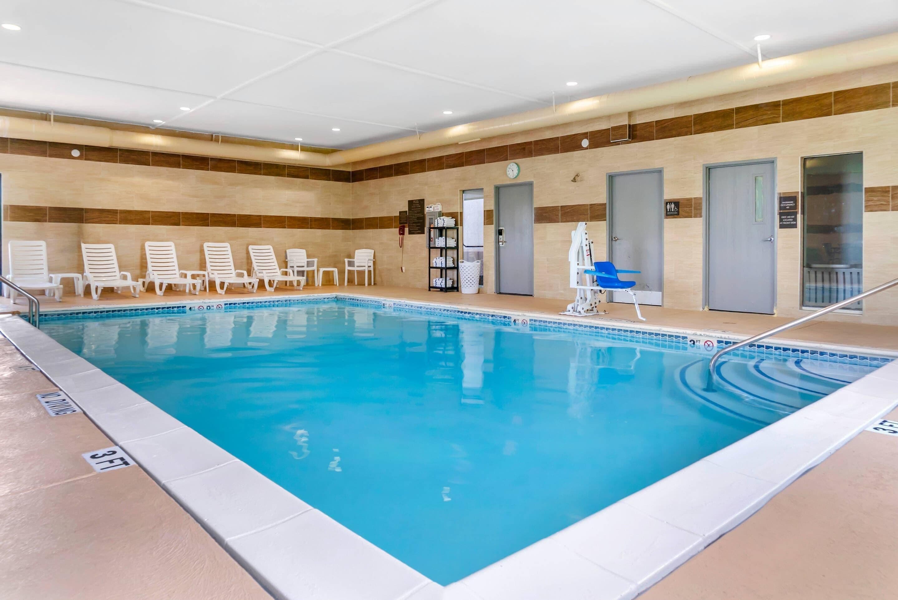 室内游泳池，09:00 至 22:00 开放，日光浴躺椅