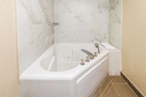 Chambre Standard, 1 très grand lit, non-fumeur, baignoire à jets | Bureau, espace de travail pour ordinateurs portables