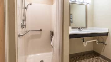 Standardzimmer, 1 Doppelbett, barrierefrei, Nichtraucher | Badezimmer | Duschwanne, kostenlose Toilettenartikel, Haartrockner, Handtücher