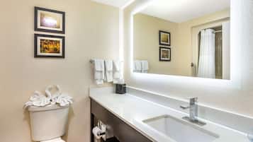 Combined shower/tub, free toiletries, hair dryer, towels