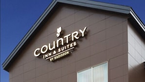 A building with a sign that reads "Country Inn & Suites by Radisson." - Country Inn & Suites by Radisson, York, PA (York)