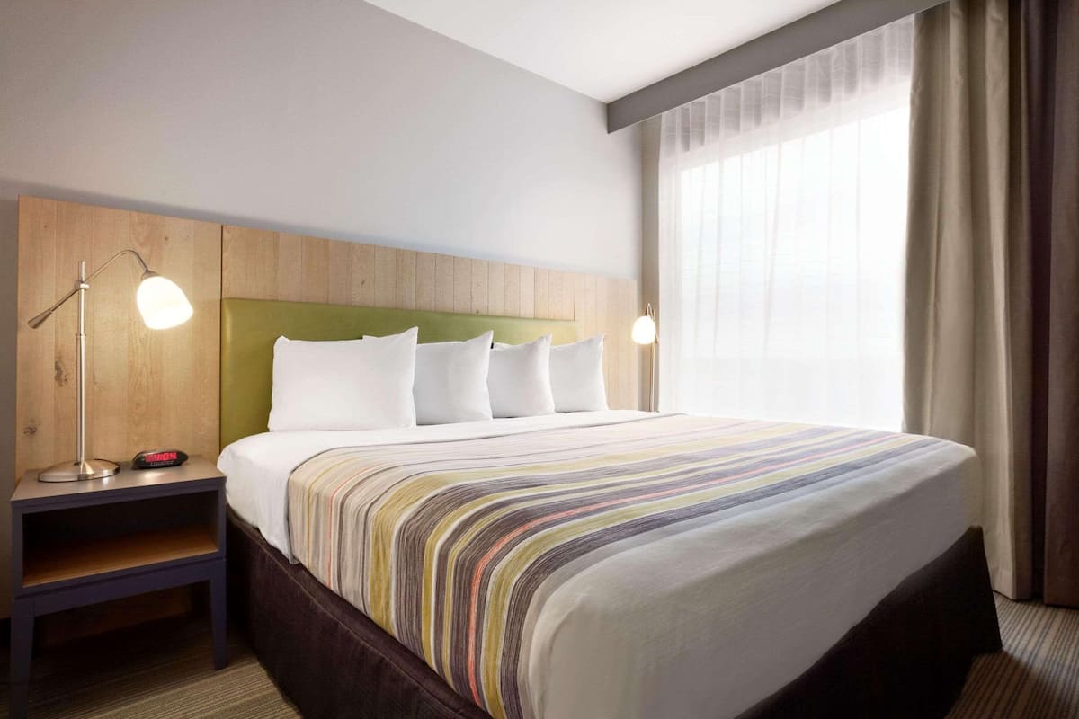 1 dormitorio, ropa de cama de alta calidad, escritorio