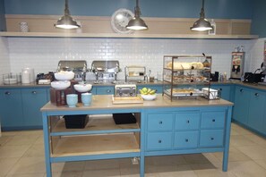 Free daily continental breakfast - Country Inn & Suites by Radisson, Helen, GA (Helen)