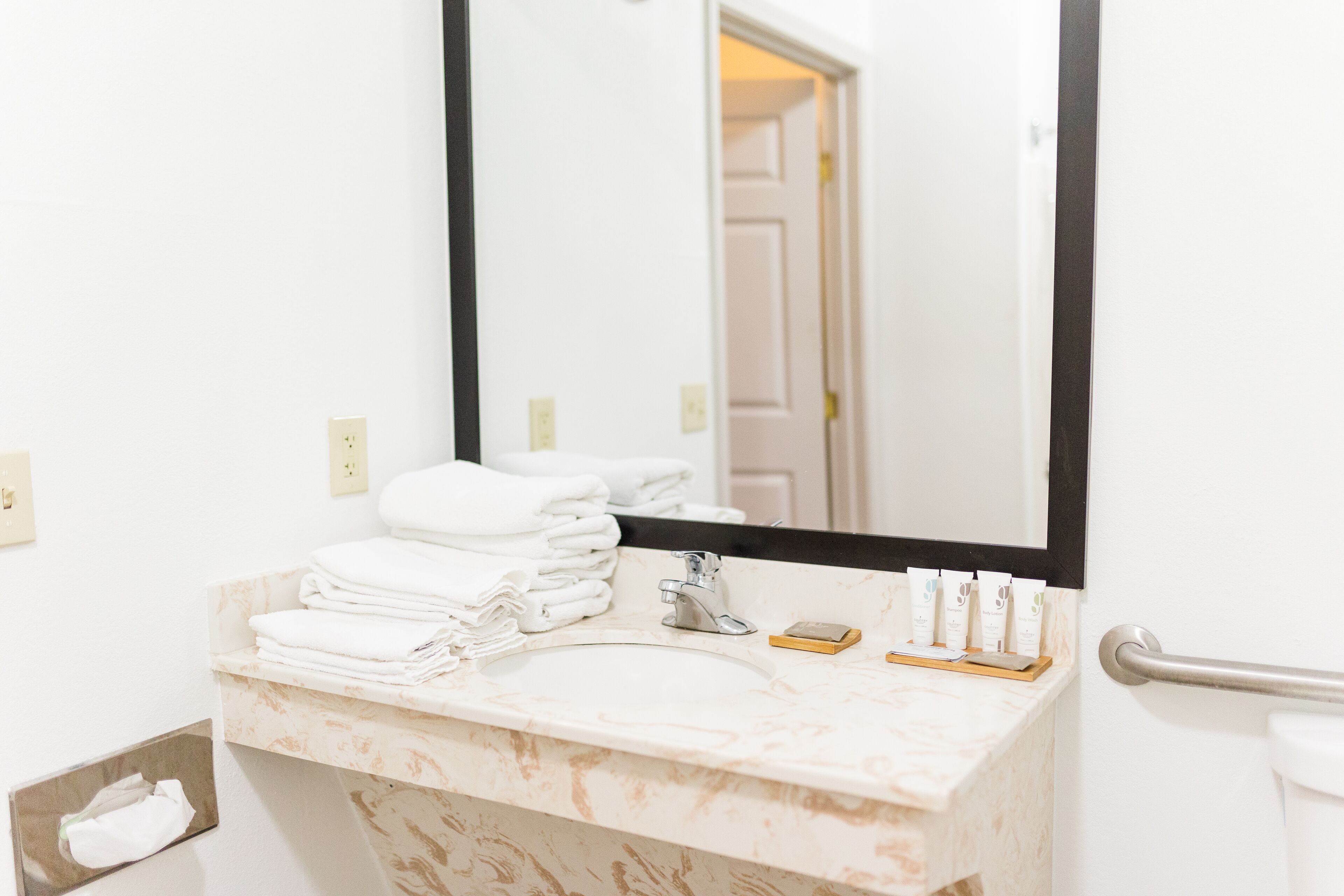 combined shower/bathtub, hair dryer, towels