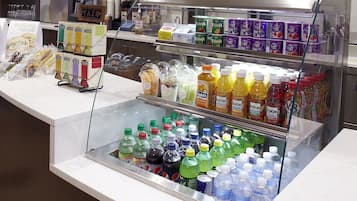 Mostrador de bebidas con varias opciones y un panel con la carta.