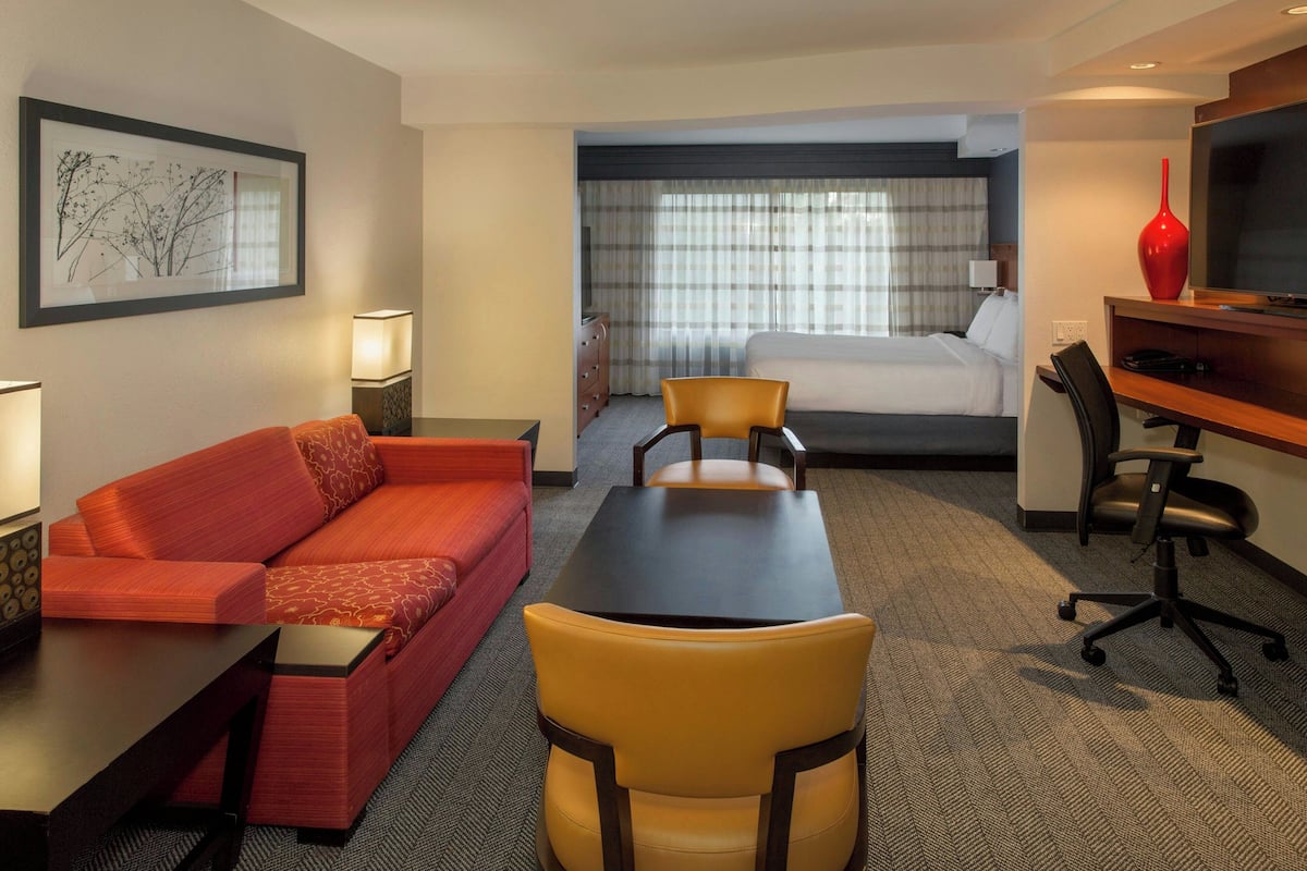 Executive-Suite, 1 Schlafzimmer, Nichtraucher | Wohnbereich | Fernseher